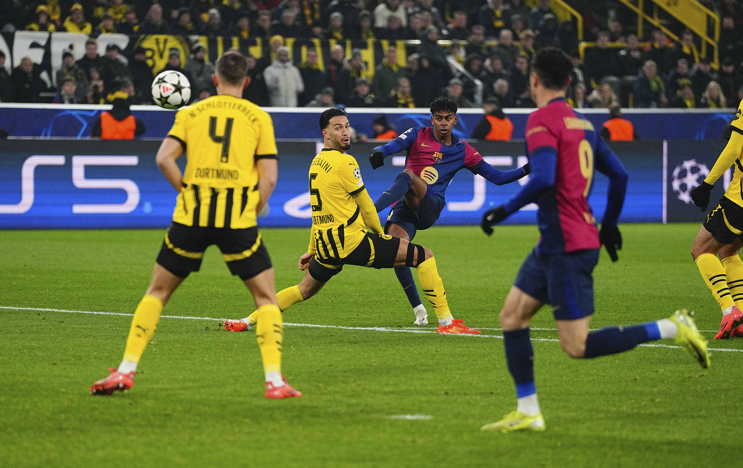 集结日突围战来临,比利亚雷亚尔围绕欧冠复出首秀,悬念犹存,更衣室氛围转暖的简单介绍 集结日突围战来临,比利亚雷亚尔围绕欧冠复出首秀,悬念犹存,更衣室氛围转暖的简单介绍