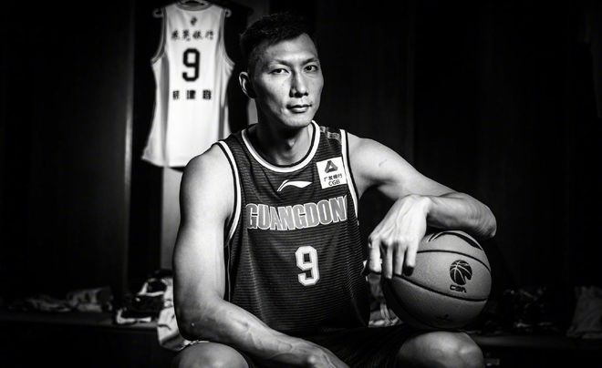 九游娱乐APP-转会期广东宏远调整名单以备亚冠，防线松动环节打磨，信心回归，心理建设被强调的简单介绍